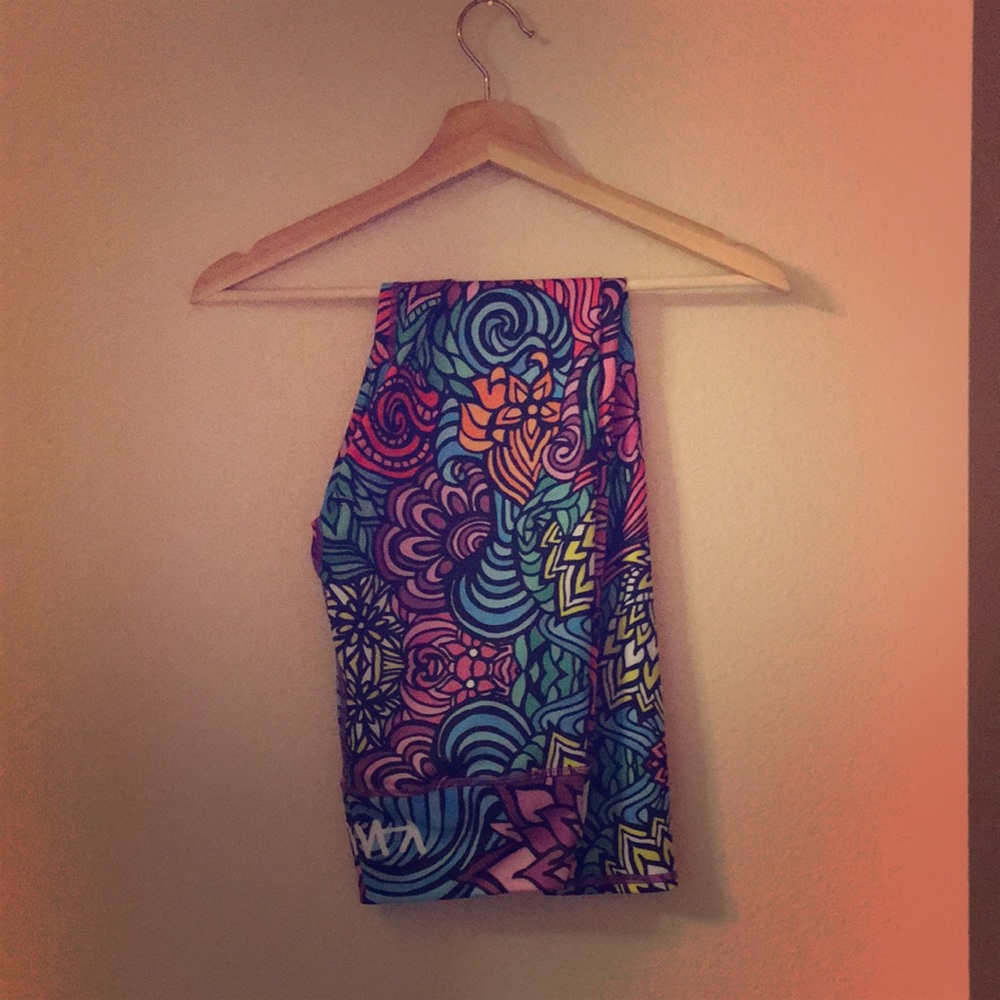 Like new, unique print yoga leggings. Worn once!